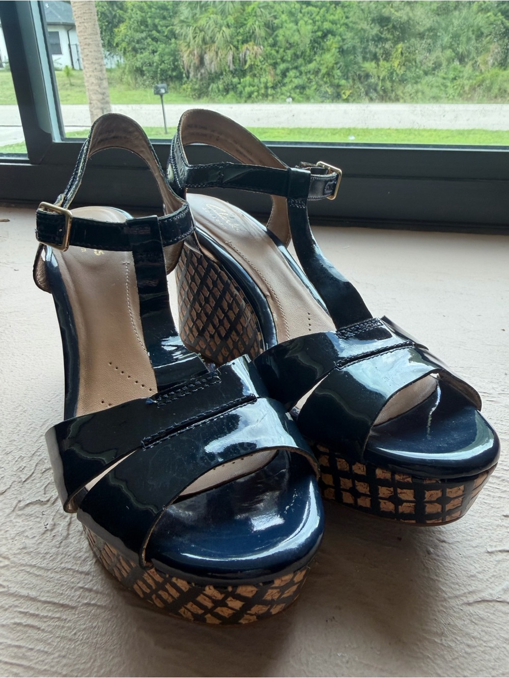 Clarks Amelia Roma Blue Glossy T-strap wedge sandals woven-pattern platform SZ 8